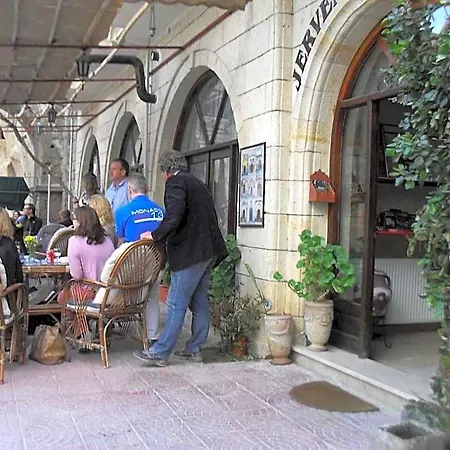 Jerveni Cave מלון