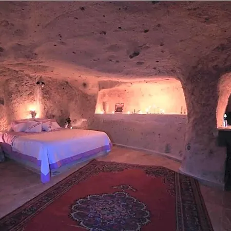 Jerveni Cave מלון 2*