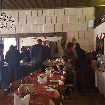מלון Jerveni Cave 2*